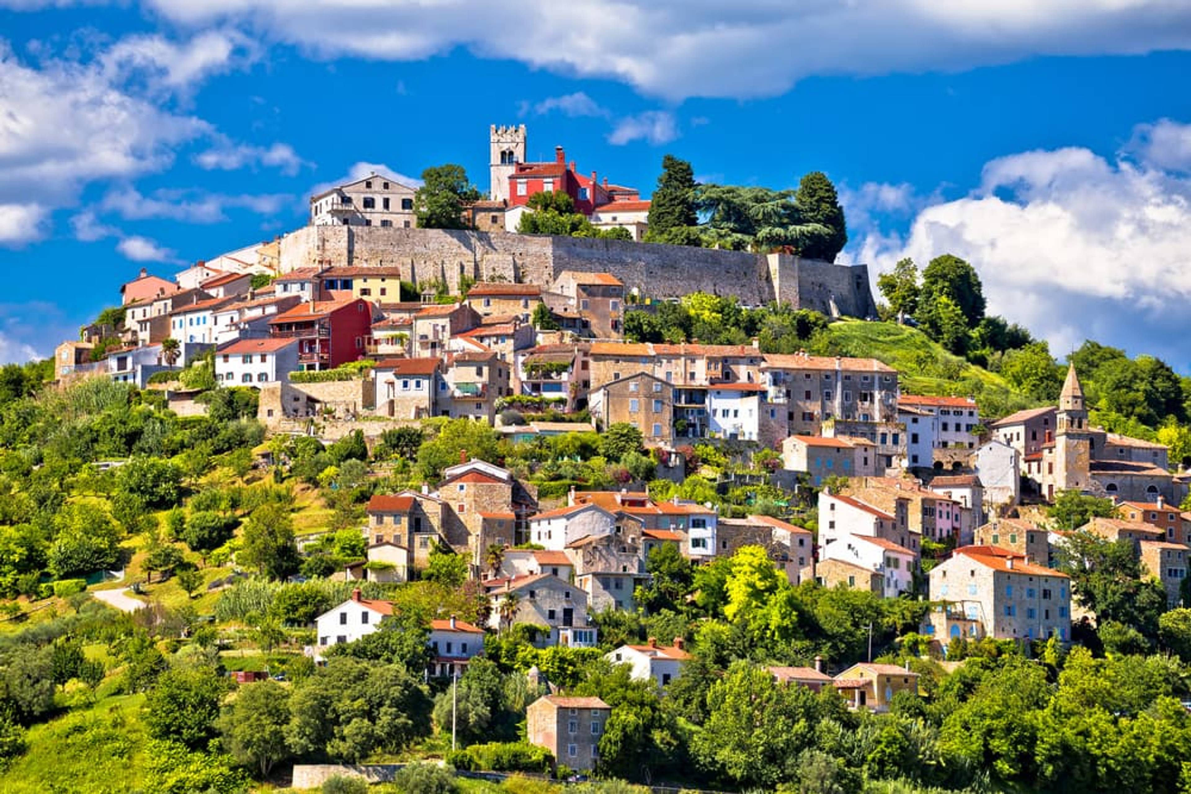 Motovun – historické místo s idylickou krajinou na kopci