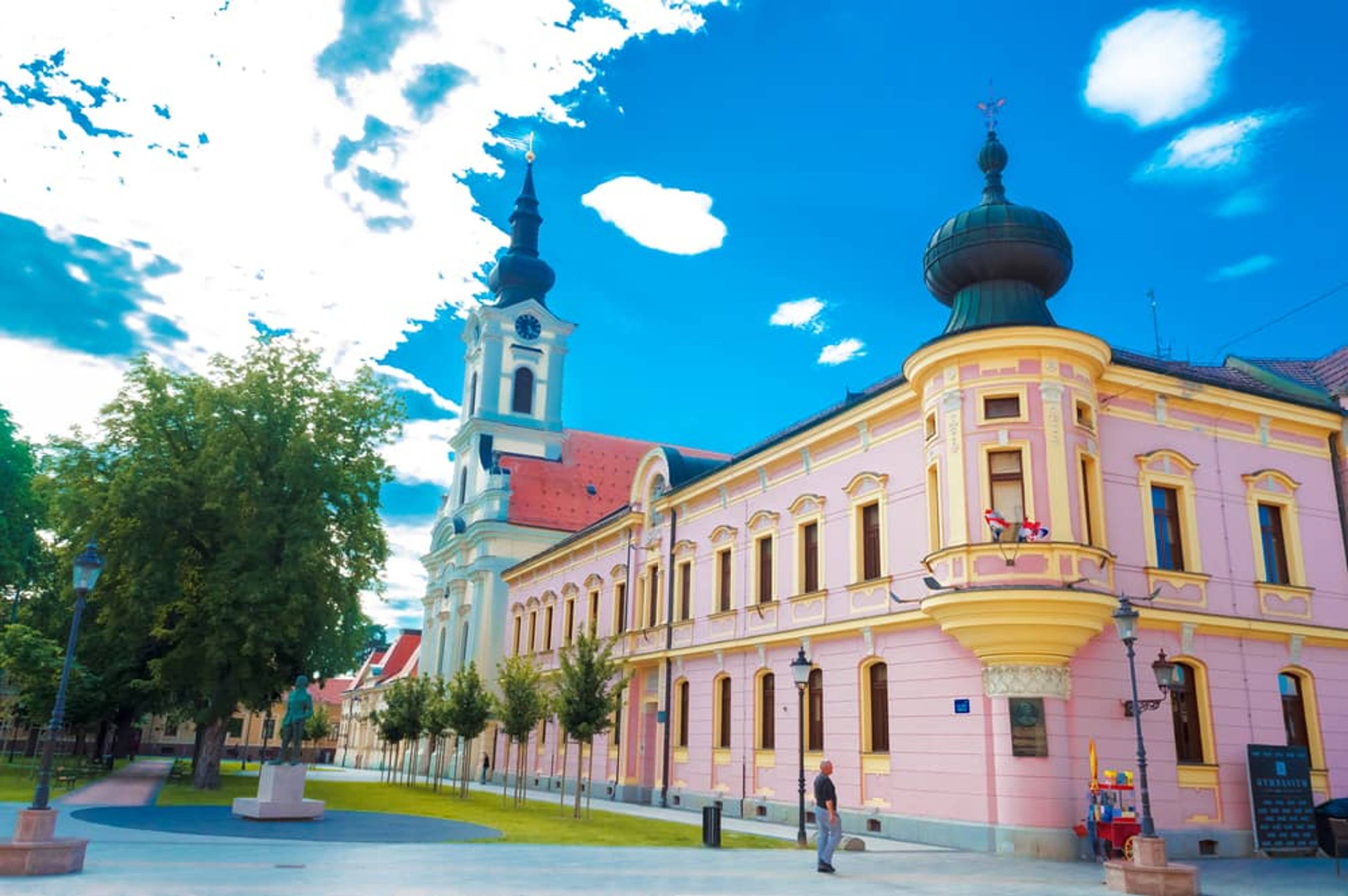 Vinkovci – náměstí s kostelem