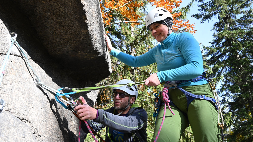 Vzájemnou kontrolu (Partner Check) provádějte při lezení na skalách i na lezecké stěně
